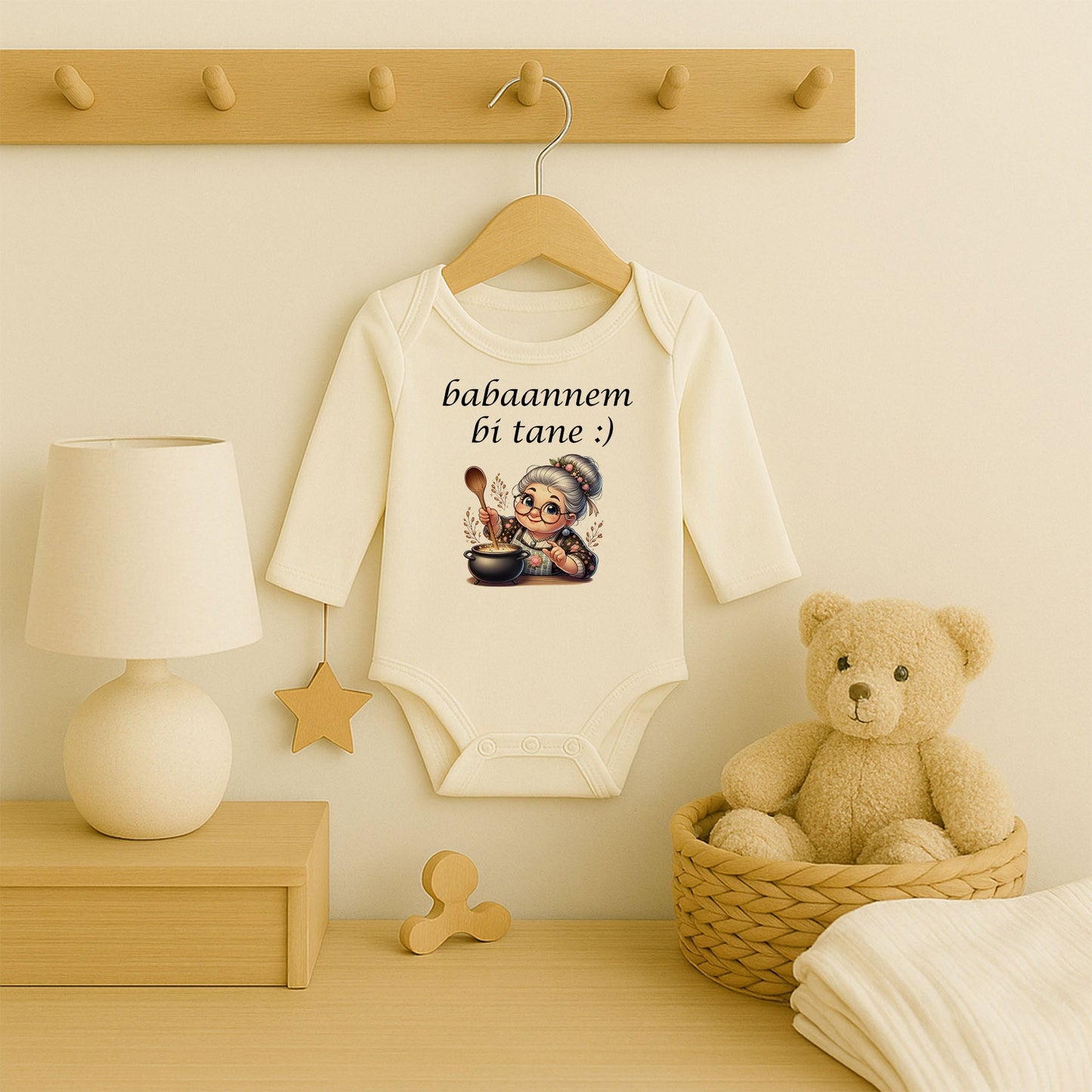 Babaannesinin Mini Şefi Bebek Zıbın – Sevimli Anneanne İllüstrasyonlu Tasarım | 1–36 Ay
