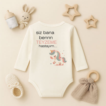 “Teyzeme” Yazılı Unicorn Temalı Bebek Zıbını – 1–36 Ay | DTF Baskı, Hassas Cilt Dostu
