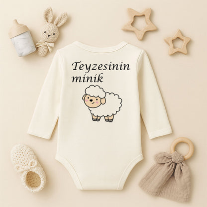 Beyaz Kuzu Tasarımlı Bebek Zıbını | 1–36 Ay, DTF Baskı, Hassas Cilt Uyumlu, Unisex