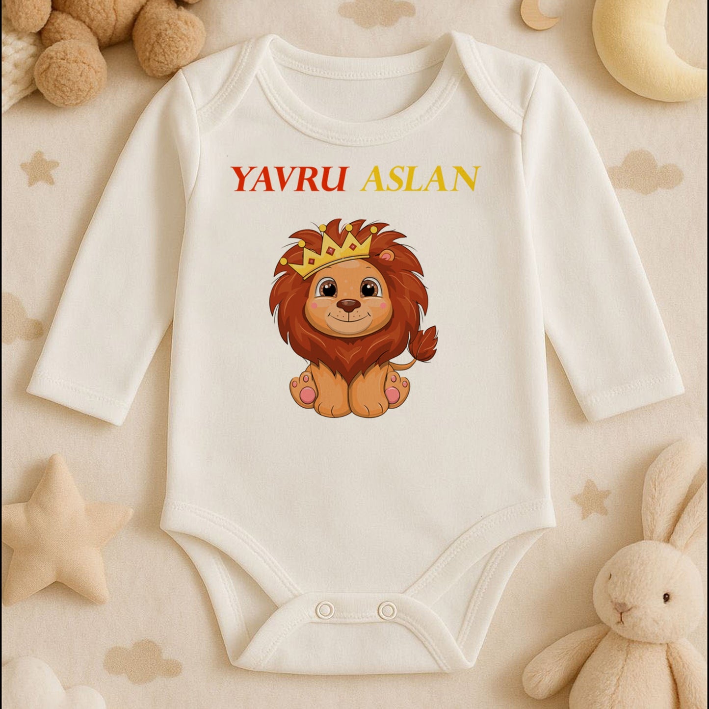 Yavru Aslan Taçlı Aslan Tasarımlı Bebek Zıbını | 1–36 Ay, DTF Baskı, Hassas Cilt Uyumlu