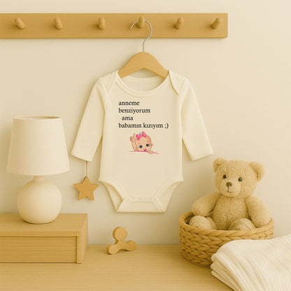 Parmak Kaldıran Kız Bebek Baskılı Bebek Zıbını | 1–36 Ay, DTF Baskı, Sevimli Tasarım